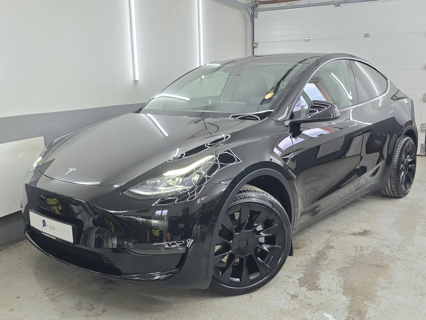 Hlavná fotka - Jednokrokové leštenie a keramická ochrana Tesla Model Y